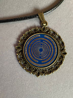 Amulett – bronzefarben, Lakhovsky MWOn Symbol, Disc in blau 25 mm, zinnlegiert, kupferunterlegt – Produktansicht 1