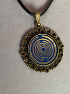 Amulett – bronzefarben, Lakhovsky MWOn Symbol, Disc in blau 25 mm, zinnlegiert, kupferunterlegt – Produktansicht 1