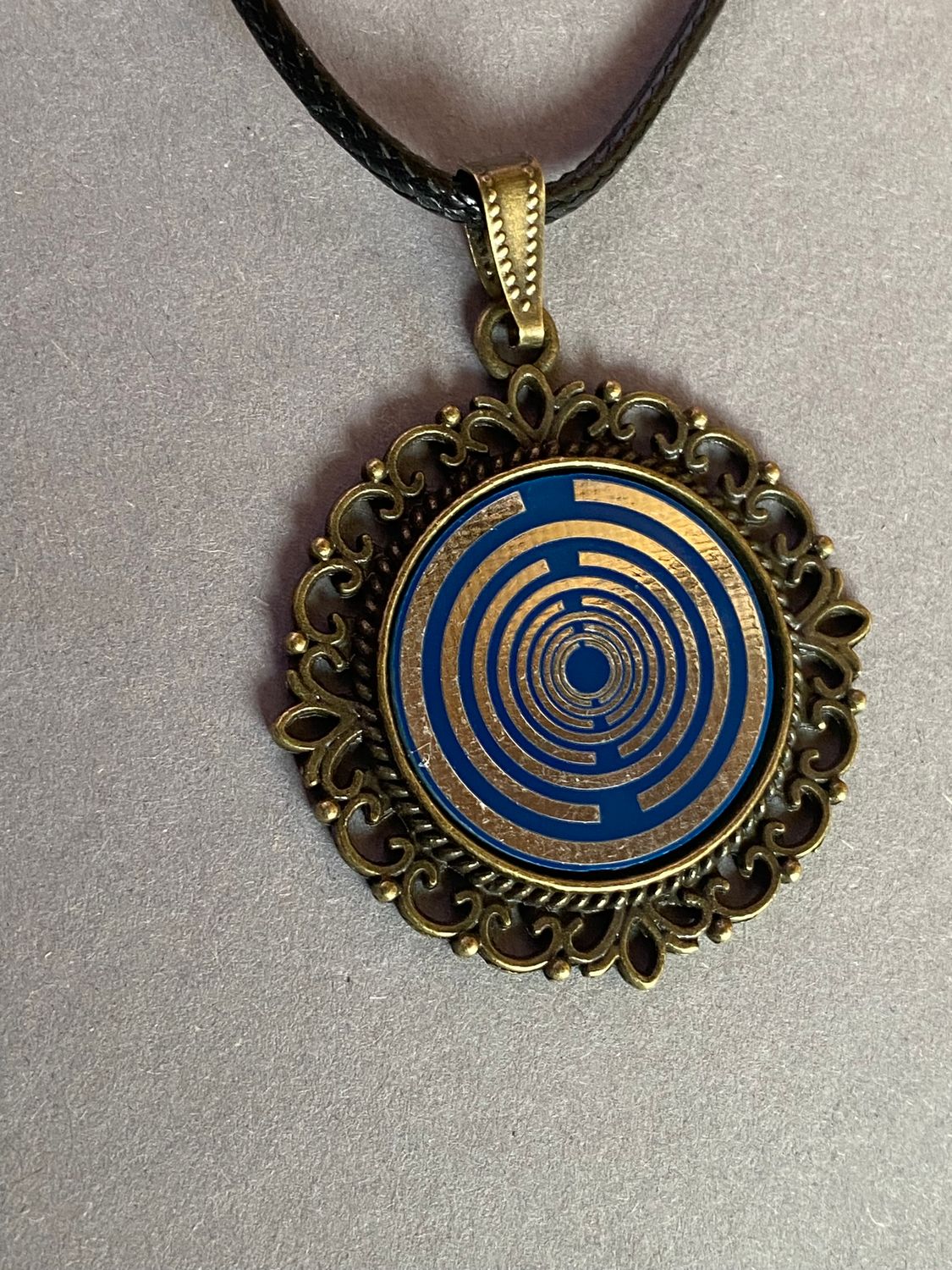 Amulett – bronzefarben, Lakhovsky MWOn Symbol, Disc in blau 25 mm, zinnlegiert, kupferunterlegt – Produktansicht 1