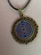 Amulett – bronzefarben, Lakhovsky MWOn Symbol, Disc in blau 25 mm, zinnlegiert, kupferunterlegt – Produktansicht 1