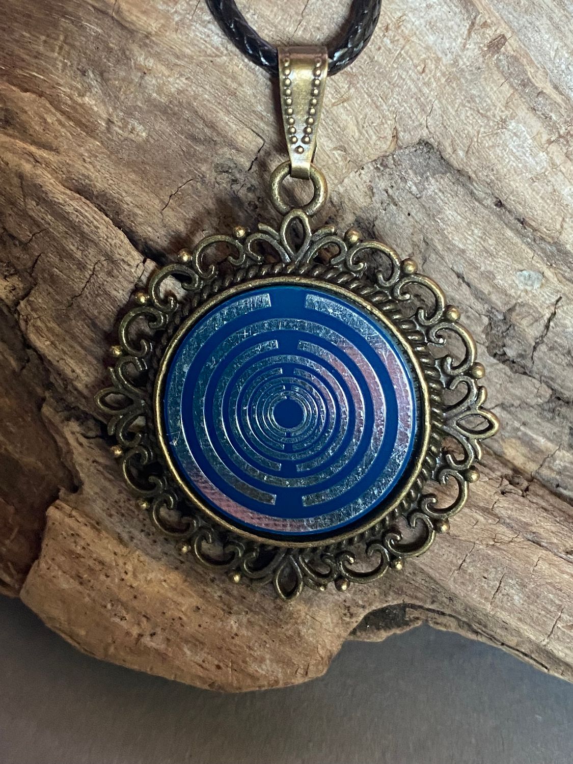 Amulett – bronzefarben, Lakhovsky MWOn Symbol, Disc in blau 25 mm, zinnlegiert, kupferunterlegt – Produktansicht 1