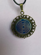 Amulett – bronzefarben, Lakhovsky MWOn Symbol, Disc in blau 25 mm, zinnlegiert, kupferunterlegt – Produktansicht 1
