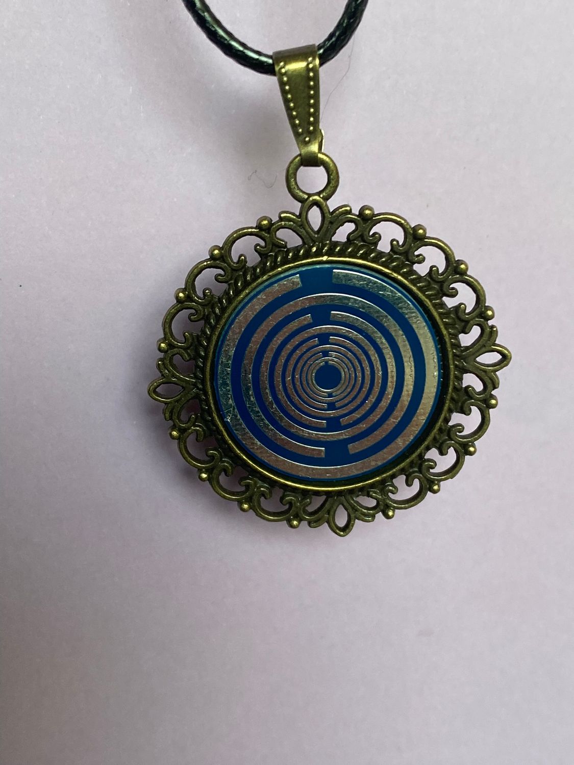 Amulett – bronzefarben, Lakhovsky MWOn Symbol, Disc in blau 25 mm, zinnlegiert, kupferunterlegt – Produktansicht 1