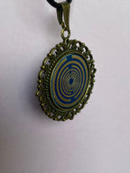 Amulett – bronzefarben, Lakhovsky MWOn Symbol, Disc in blau 25 mm, zinnlegiert, kupferunterlegt – Produktansicht 1