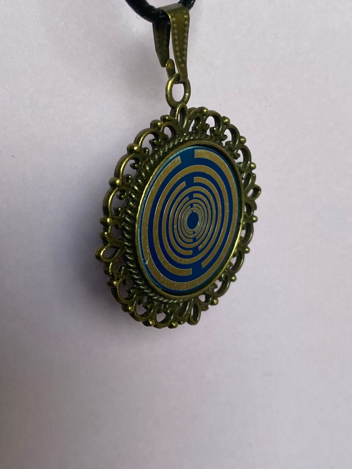 Amulett – bronzefarben, Lakhovsky MWOn Symbol, Disc in blau 25 mm, zinnlegiert, kupferunterlegt – Produktansicht 1