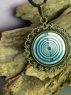 Amulett – bronzefarben, Lakhovsky MWOn Symbol, Disc in blau 25 mm, zinnlegiert, kupferunterlegt – Produktansicht 1