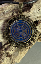 Amulett – bronzefarben, Lakhovsky MWOn Symbol, Disc in blau 25 mm, zinnlegiert, kupferunterlegt – Produktansicht 1