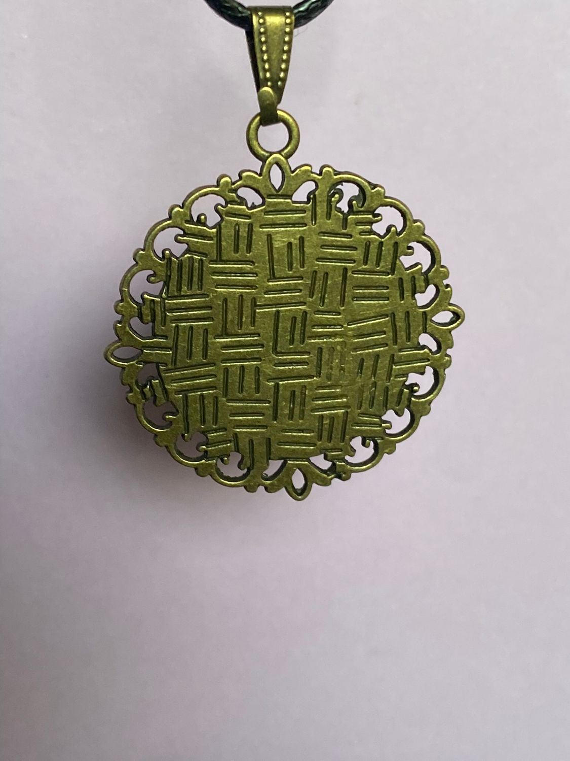 Amulett – bronzefarben, Merkaba, Disc in flieder 25 mm, goldlegiert, kupferunterlegt – Produktansicht 1