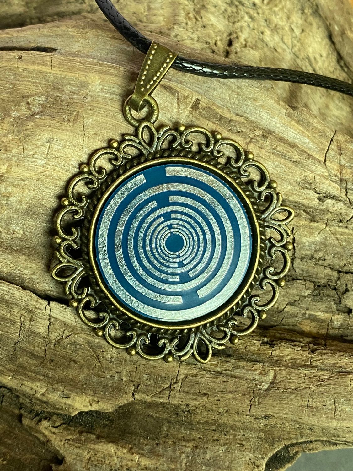 Amulett – bronzefarben, Lakhovsky MWOn Symbol, Disc in blau 25 mm, zinnlegiert, kupferunterlegt – Produktansicht 1