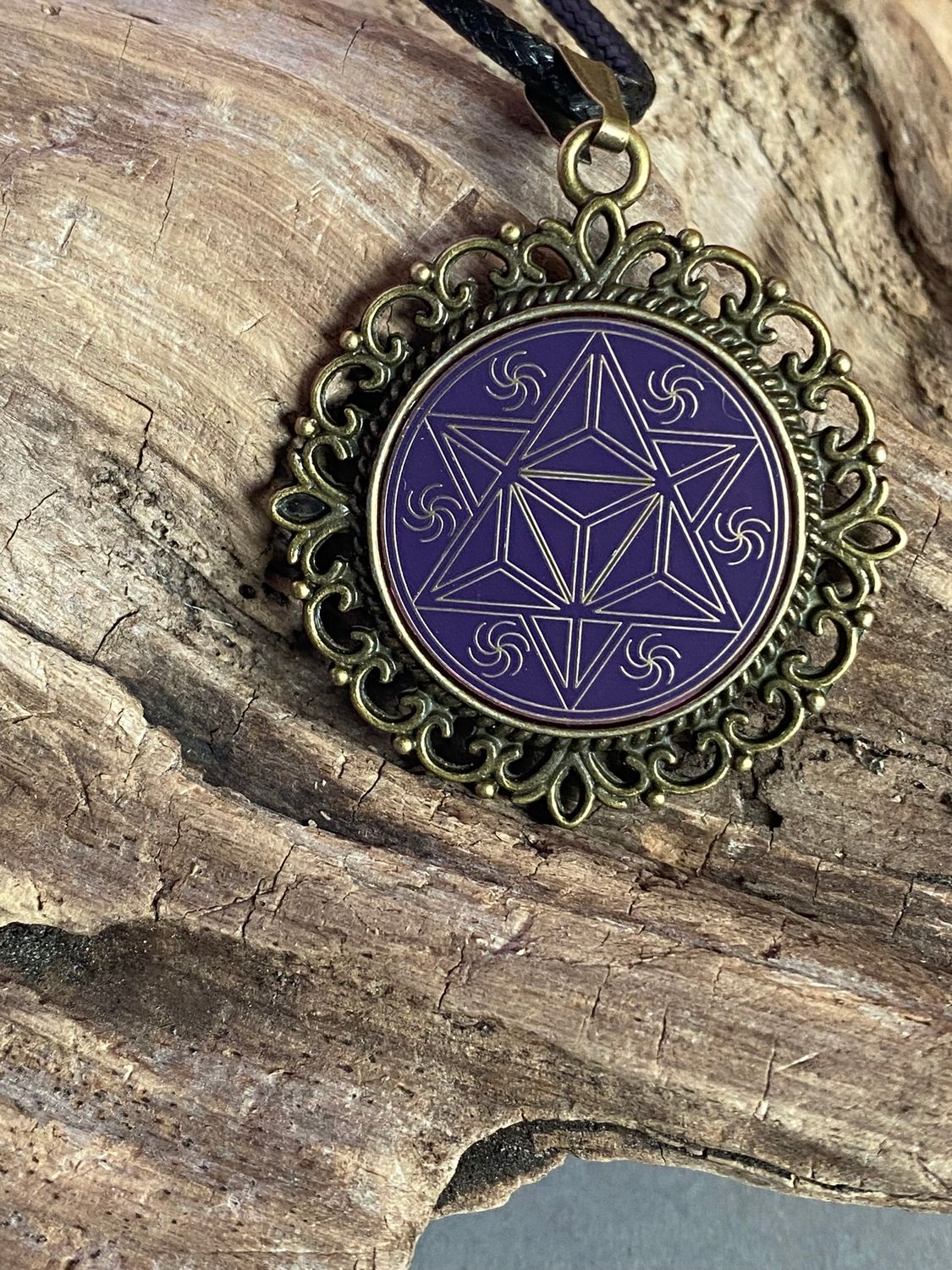Amulett – bronzefarben, Merkaba, Disc in flieder 25 mm, goldlegiert, kupferunterlegt – Produktansicht 1