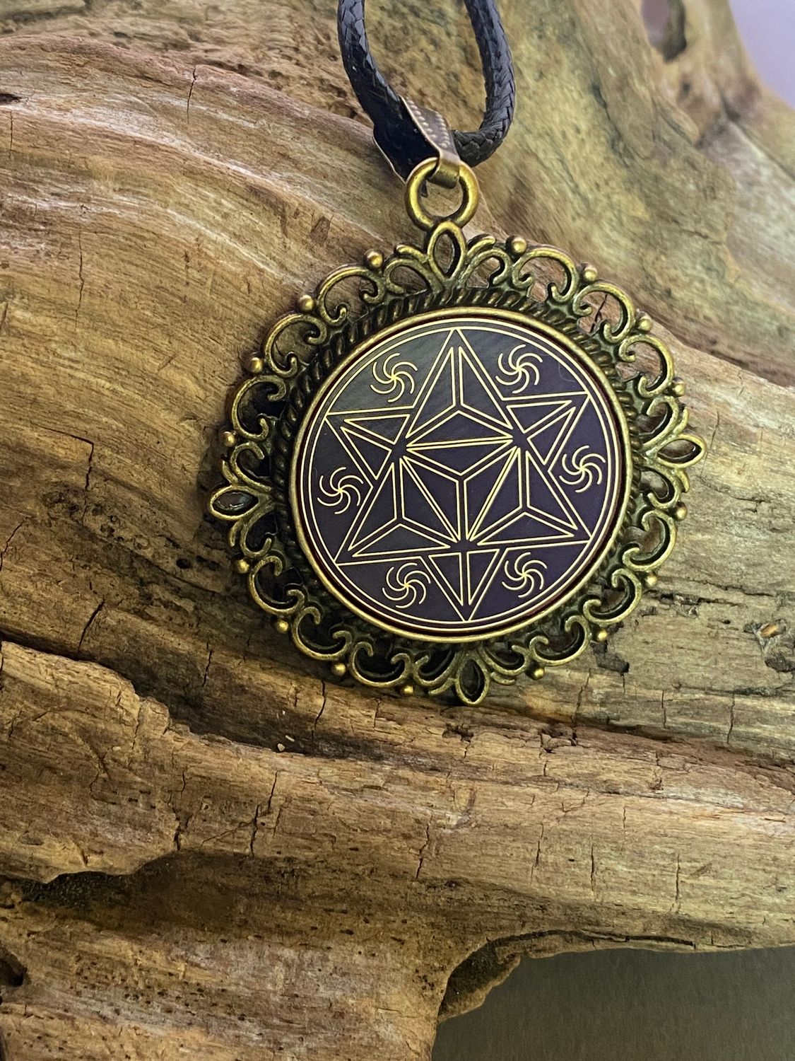 Amulett – bronzefarben, Merkaba, Disc in flieder 25 mm, goldlegiert, kupferunterlegt – Produktansicht 1