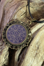 Amulett – bronzefarben, Merkaba, Disc in flieder 25 mm, goldlegiert, kupferunterlegt – Produktansicht 1