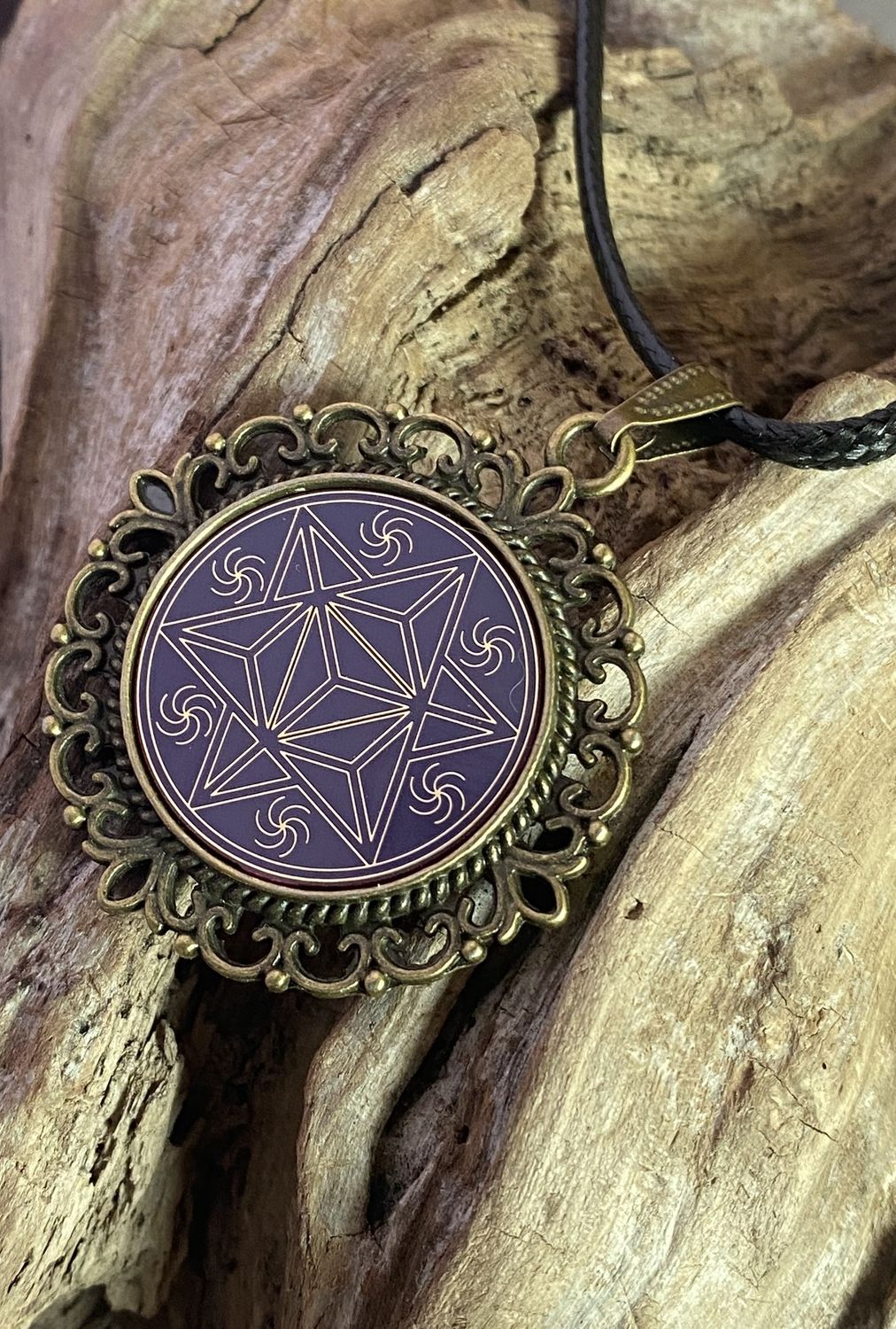 Amulett – bronzefarben, Merkaba, Disc in flieder 25 mm, goldlegiert, kupferunterlegt – Produktansicht 1