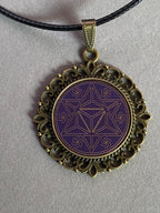 Amulett – bronzefarben, Merkaba, Disc in flieder 25 mm, goldlegiert, kupferunterlegt – Produktansicht 1
