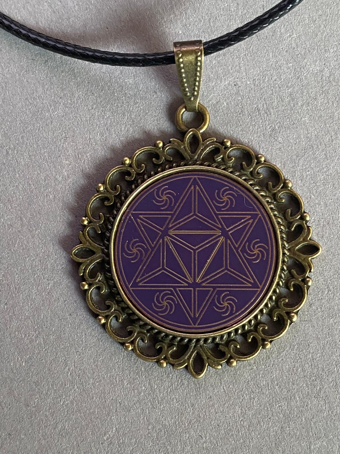 Amulett – bronzefarben, Merkaba, Disc in flieder 25 mm, goldlegiert, kupferunterlegt – Produktansicht 1