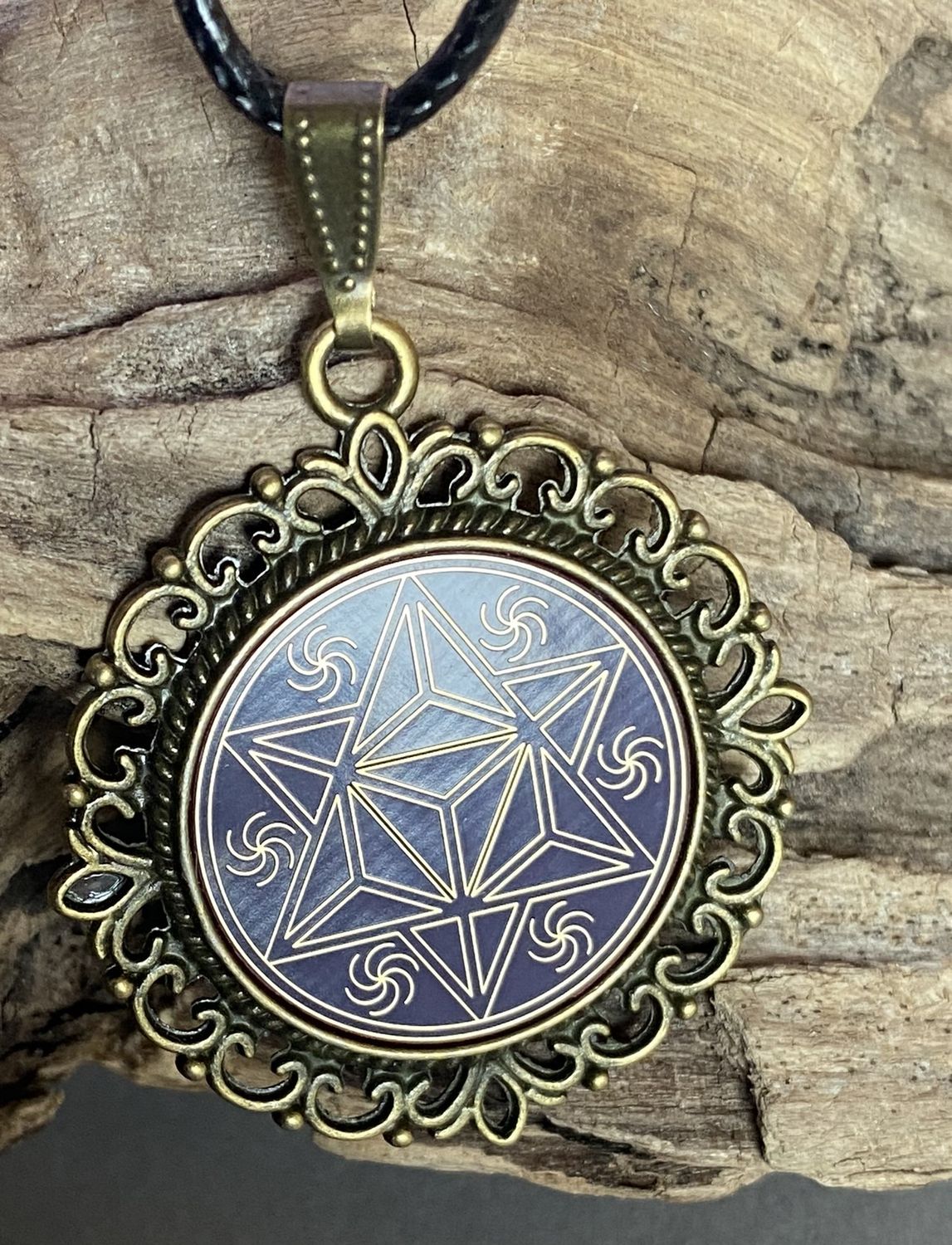 Amulett – bronzefarben, Merkaba, Disc in flieder 25 mm, goldlegiert, kupferunterlegt – Produktansicht 1