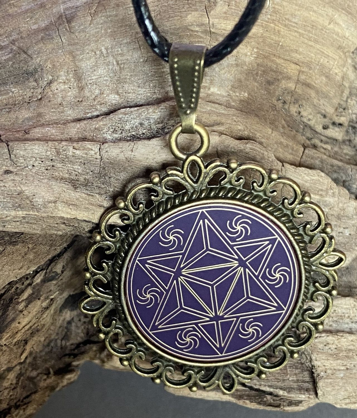 Amulett – bronzefarben, Merkaba, Disc in flieder 25 mm, goldlegiert, kupferunterlegt – Produktansicht 1