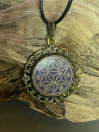 Amulett – bronzefarben, Merkaba, Disc in flieder 25 mm, goldlegiert, kupferunterlegt – Produktansicht 1