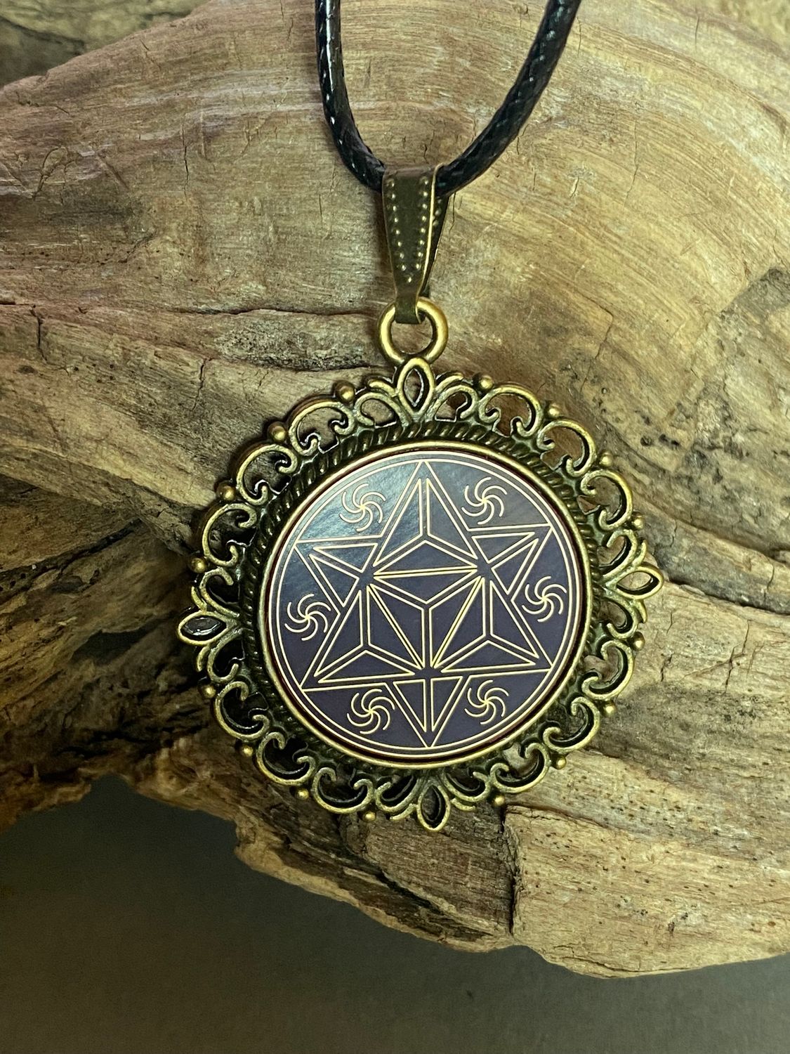 Amulett – bronzefarben, Merkaba, Disc in flieder 25 mm, goldlegiert, kupferunterlegt – Produktansicht 1