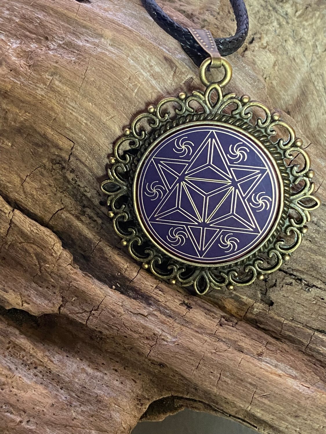 Amulett – bronzefarben, Merkaba, Disc in flieder 25 mm, goldlegiert, kupferunterlegt – Produktansicht 1