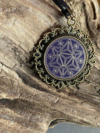 Amulett – bronzefarben, Merkaba, Disc in flieder 25 mm, goldlegiert, kupferunterlegt – Produktansicht 1