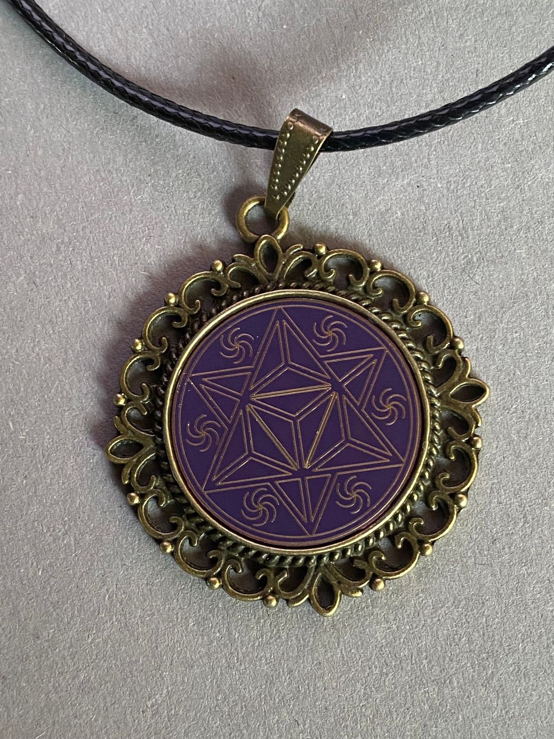 Amulett – bronzefarben, Merkaba, Disc in flieder 25 mm, goldlegiert, kupferunterlegt – Produktansicht 1