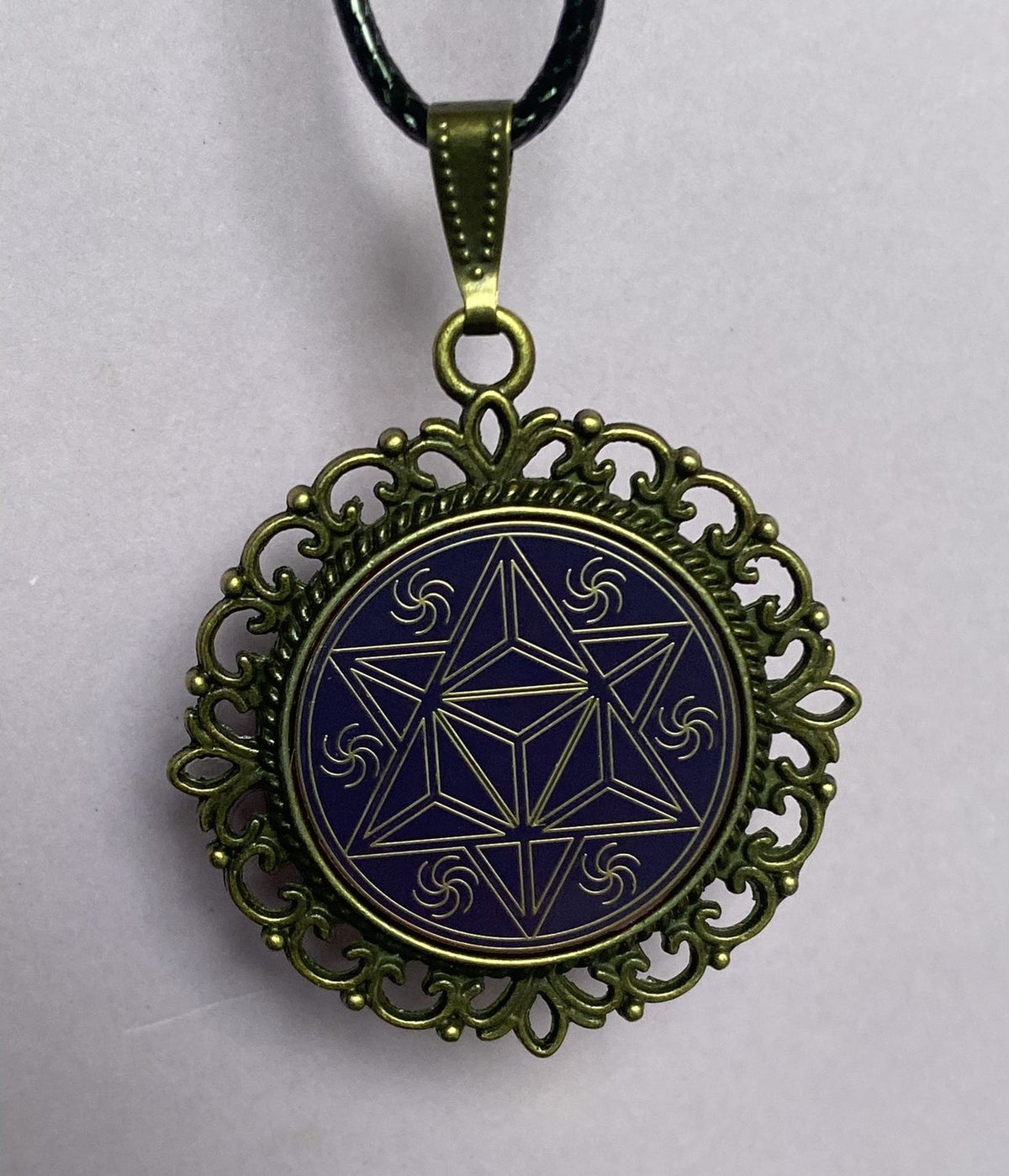 Amulett – bronzefarben, Merkaba, Disc in flieder 25 mm, goldlegiert, kupferunterlegt – Produktansicht 1