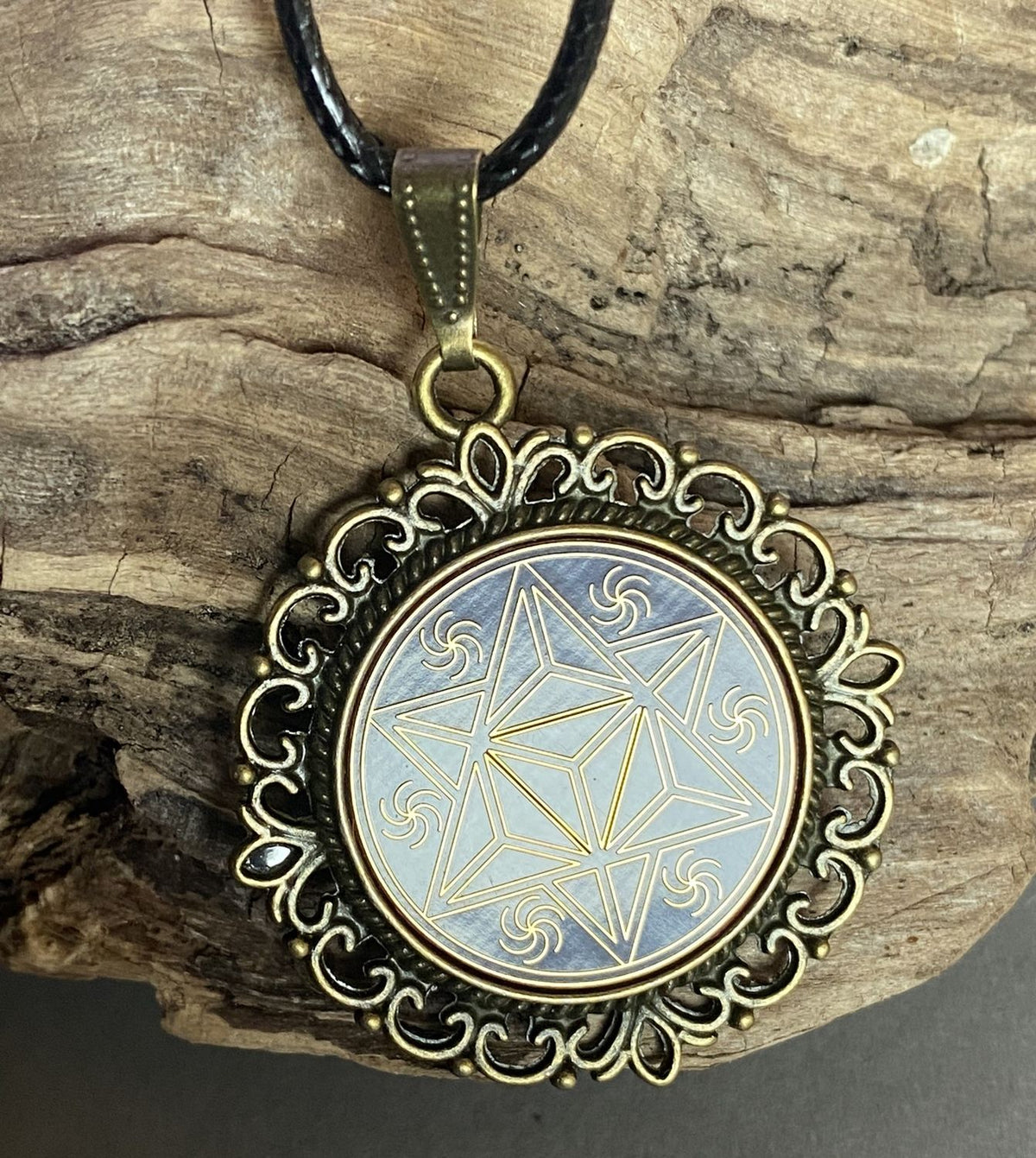 Amulett – bronzefarben, Merkaba, Disc in flieder 25 mm, goldlegiert, kupferunterlegt – Produktansicht 1