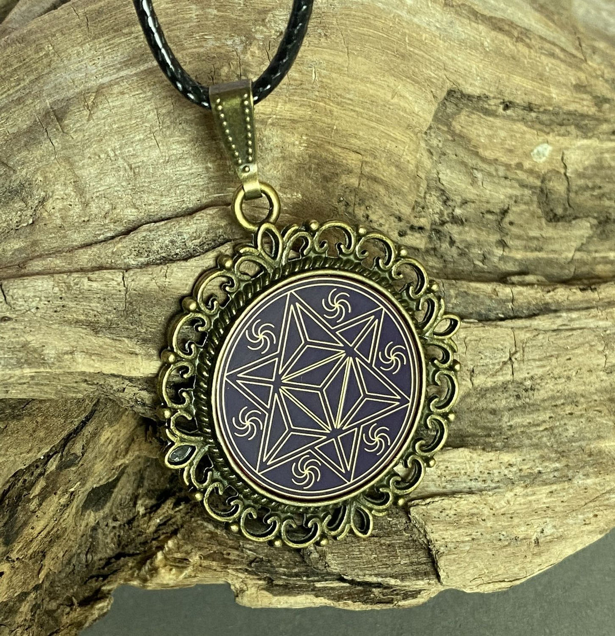 Amulett – bronzefarben, Merkaba, Disc in flieder 25 mm, goldlegiert, kupferunterlegt – Produktansicht 1