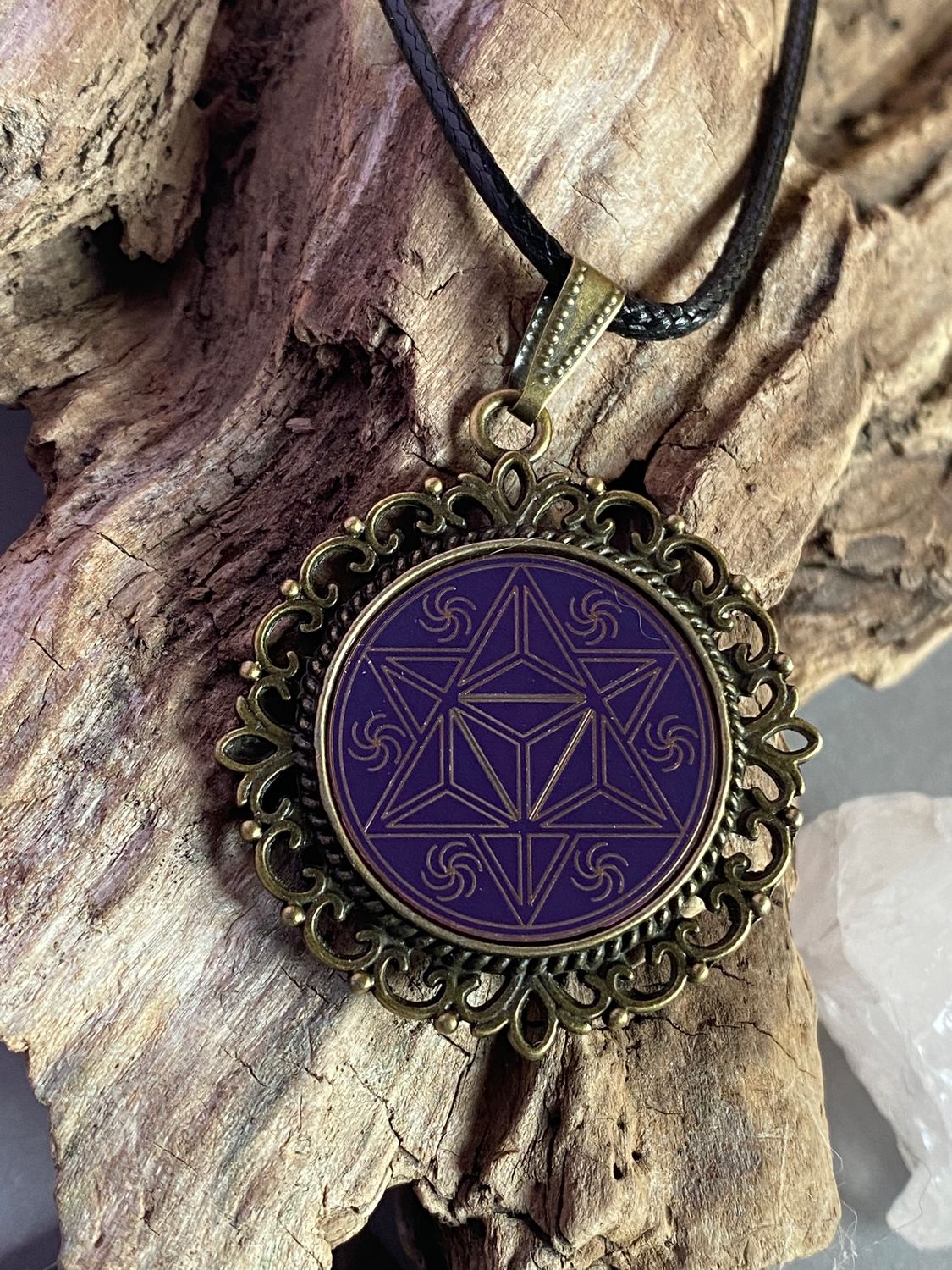 Amulett – bronzefarben, Merkaba, Disc in flieder 25 mm, goldlegiert, kupferunterlegt – Produktansicht 1