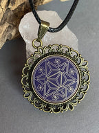 Amulett – bronzefarben, Merkaba, Disc in flieder 25 mm, goldlegiert, kupferunterlegt – Produktansicht 1