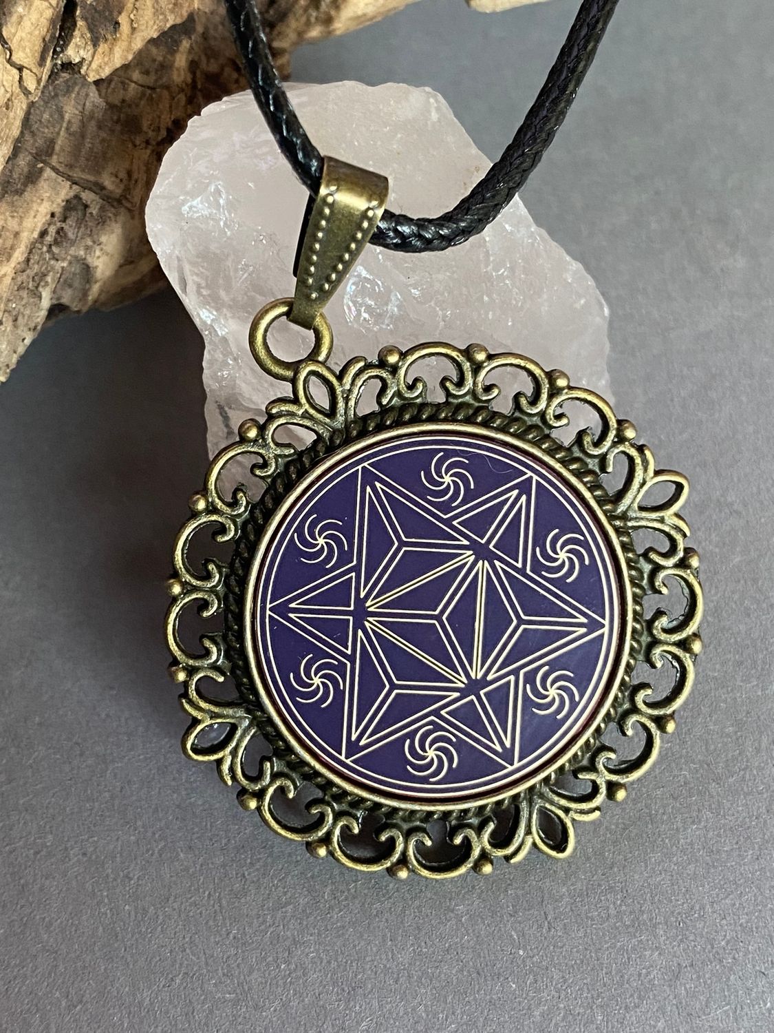 Amulett – bronzefarben, Merkaba, Disc in flieder 25 mm, goldlegiert, kupferunterlegt – Produktansicht 1