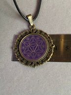 Amulett – bronzefarben, Merkaba, Disc in flieder 25 mm, goldlegiert, kupferunterlegt – Produktansicht 1