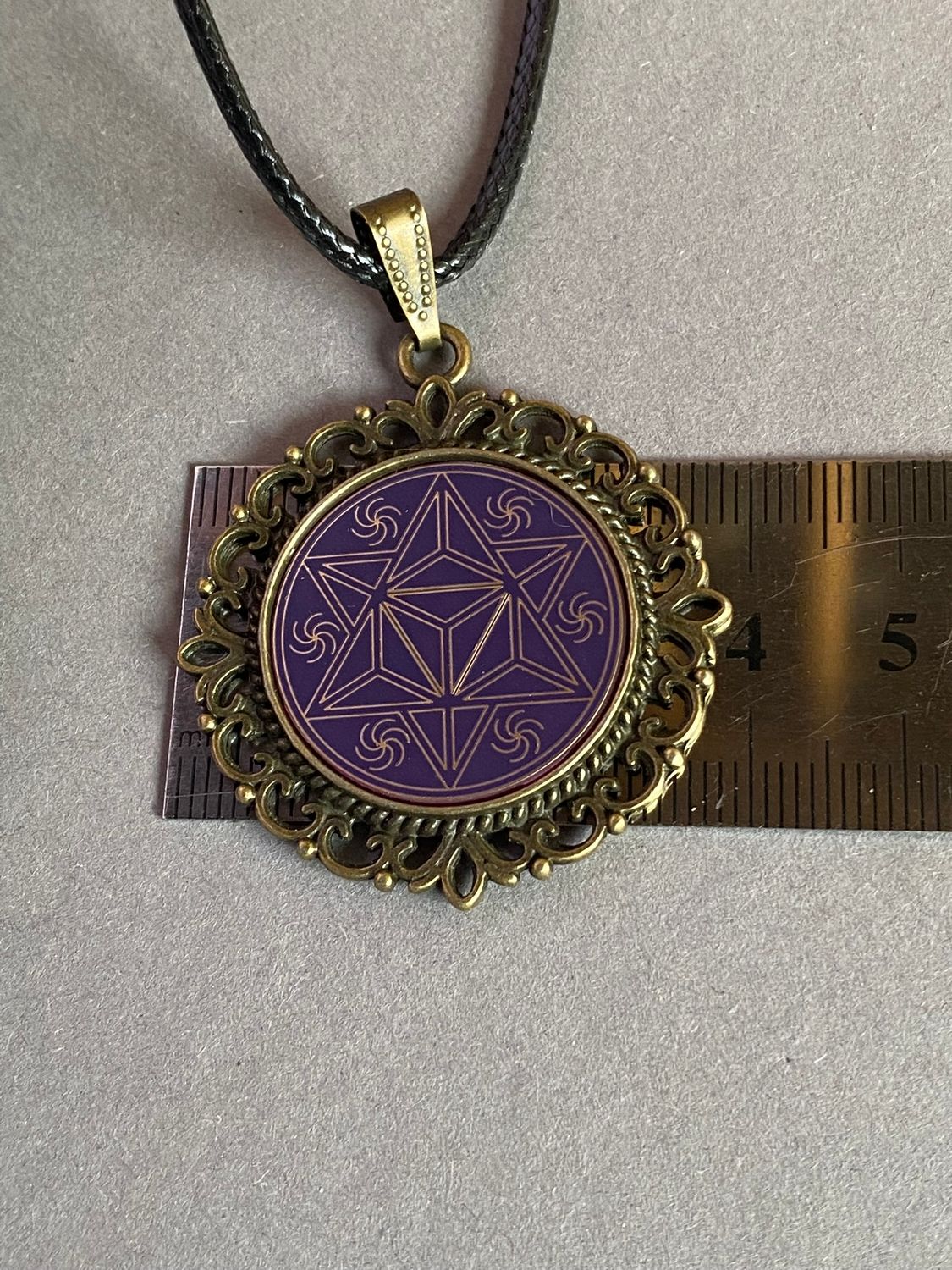 Amulett – bronzefarben, Merkaba, Disc in flieder 25 mm, goldlegiert, kupferunterlegt – Produktansicht 1