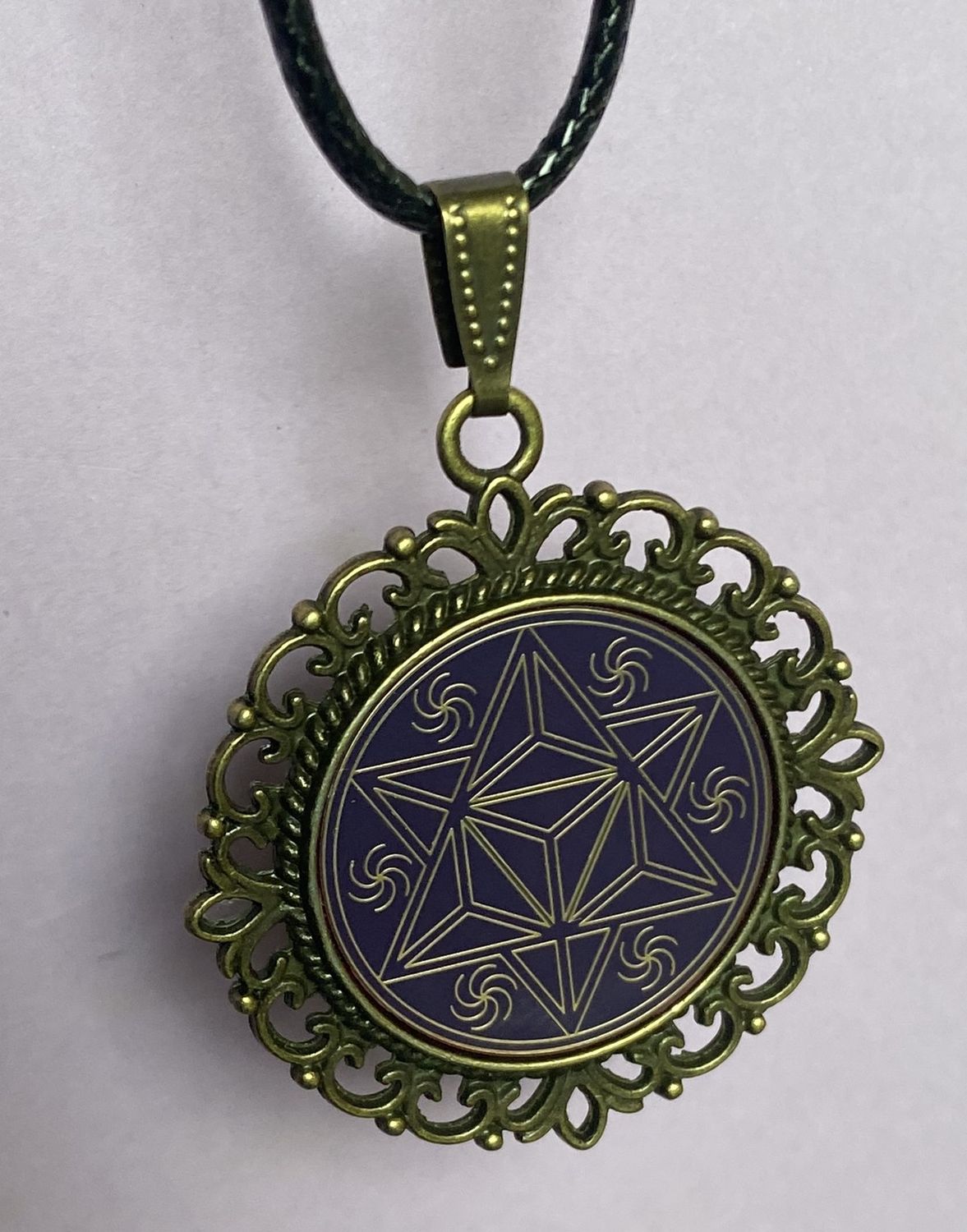 Amulett – bronzefarben, Merkaba, Disc in flieder 25 mm, goldlegiert, kupferunterlegt – Produktansicht 1
