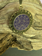 Amulett – bronzefarben, Merkaba, Disc in flieder 25 mm, goldlegiert, kupferunterlegt – Produktansicht 1