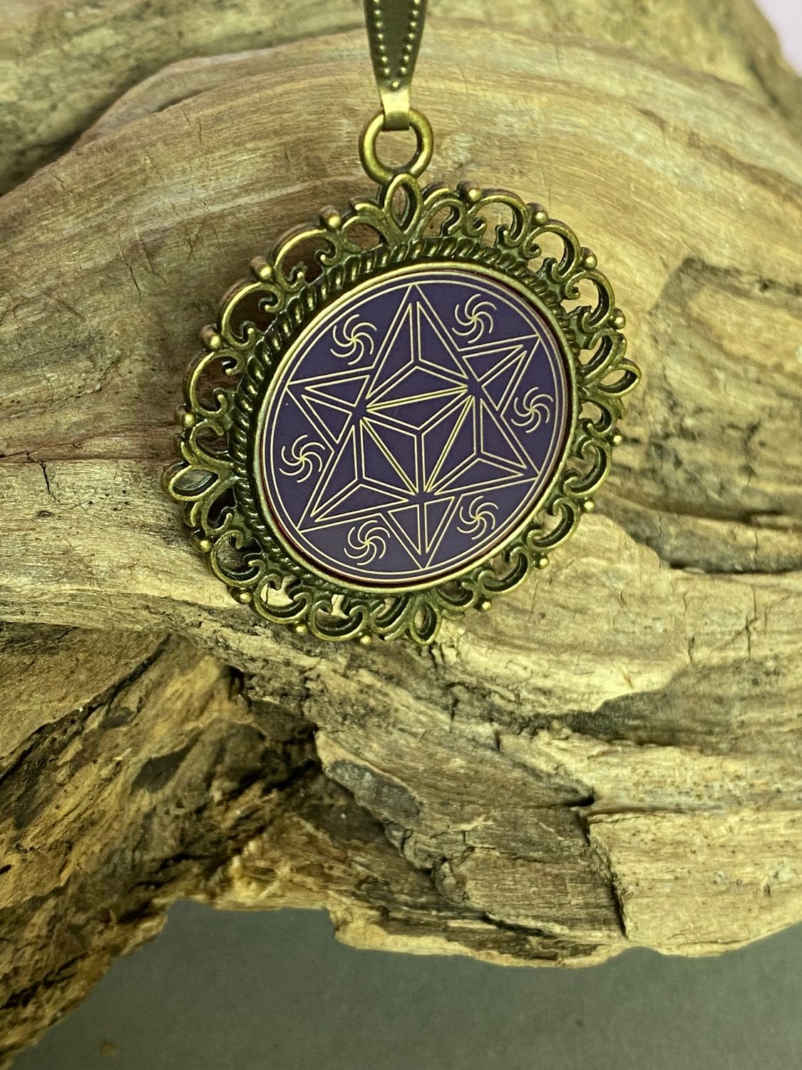 Amulett – bronzefarben, Merkaba, Disc in flieder 25 mm, goldlegiert, kupferunterlegt – Produktansicht 1