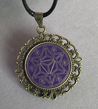 Amulett – bronzefarben, Merkaba, Disc in flieder 25 mm, goldlegiert, kupferunterlegt – Produktansicht 1