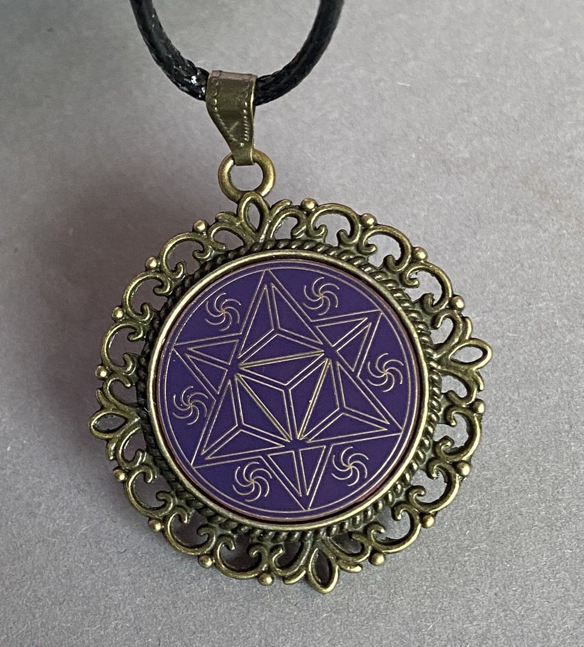 Amulett – bronzefarben, Merkaba, Disc in flieder 25 mm, goldlegiert, kupferunterlegt – Produktansicht 1