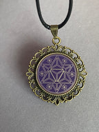 Amulett – bronzefarben, Merkaba, Disc in flieder 25 mm, goldlegiert, kupferunterlegt – Produktansicht 1