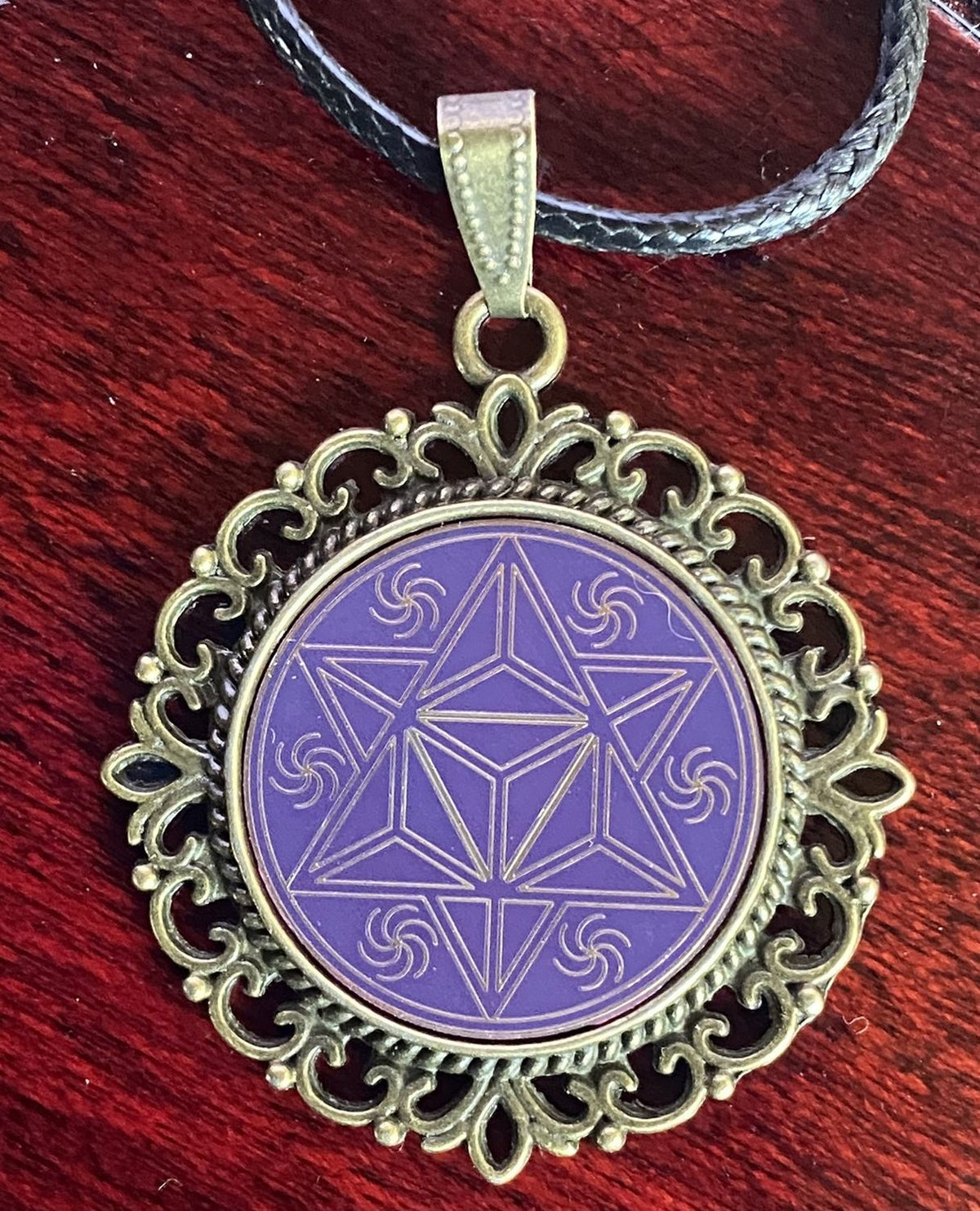 Amulett – bronzefarben, Merkaba, Disc in flieder 25 mm, goldlegiert, kupferunterlegt – Produktansicht 1