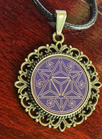 Amulett – bronzefarben, Merkaba, Disc in flieder 25 mm, goldlegiert, kupferunterlegt – Produktansicht 1