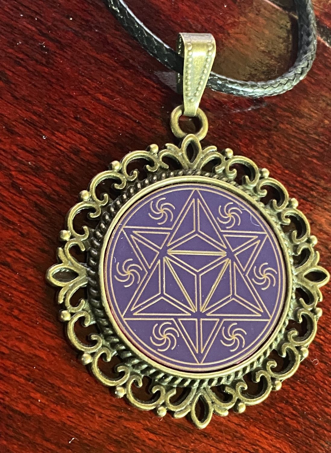 Amulett – bronzefarben, Merkaba, Disc in flieder 25 mm, goldlegiert, kupferunterlegt – Produktansicht 1