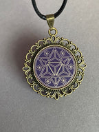 Amulett – bronzefarben, Merkaba, Disc in flieder 25 mm, goldlegiert, kupferunterlegt – Produktansicht 1