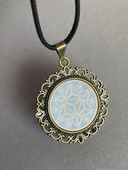 Amulett – bronzefarben, Merkaba, Disc in flieder 25 mm, goldlegiert, kupferunterlegt – Produktansicht 1
