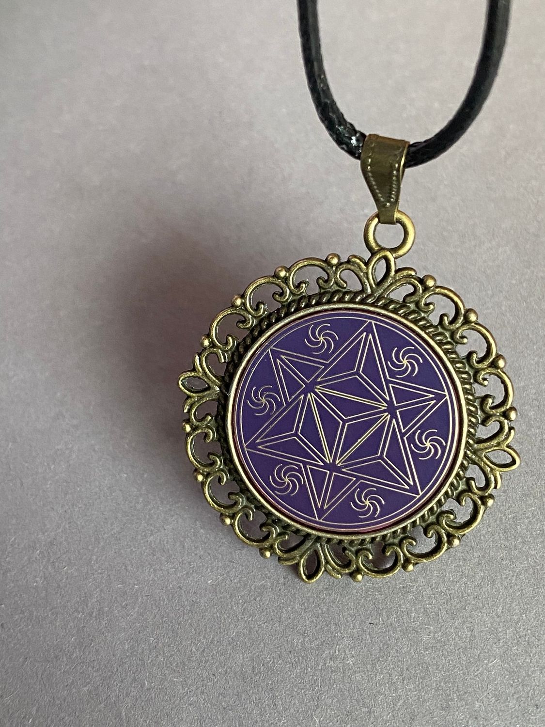 Amulett – bronzefarben, Merkaba, Disc in flieder 25 mm, goldlegiert, kupferunterlegt – Produktansicht 1