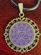 Amulett – bronzefarben, Merkaba, Disc in flieder 25 mm, goldlegiert, kupferunterlegt – Produktansicht 1