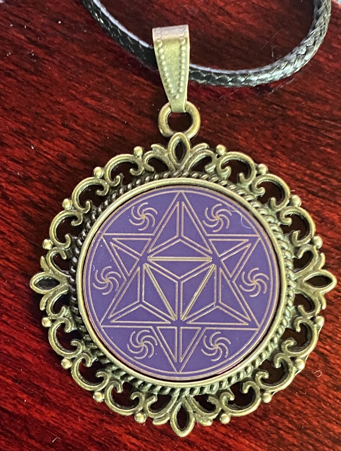 Amulett – bronzefarben, Merkaba, Disc in flieder 25 mm, goldlegiert, kupferunterlegt – Produktansicht 1