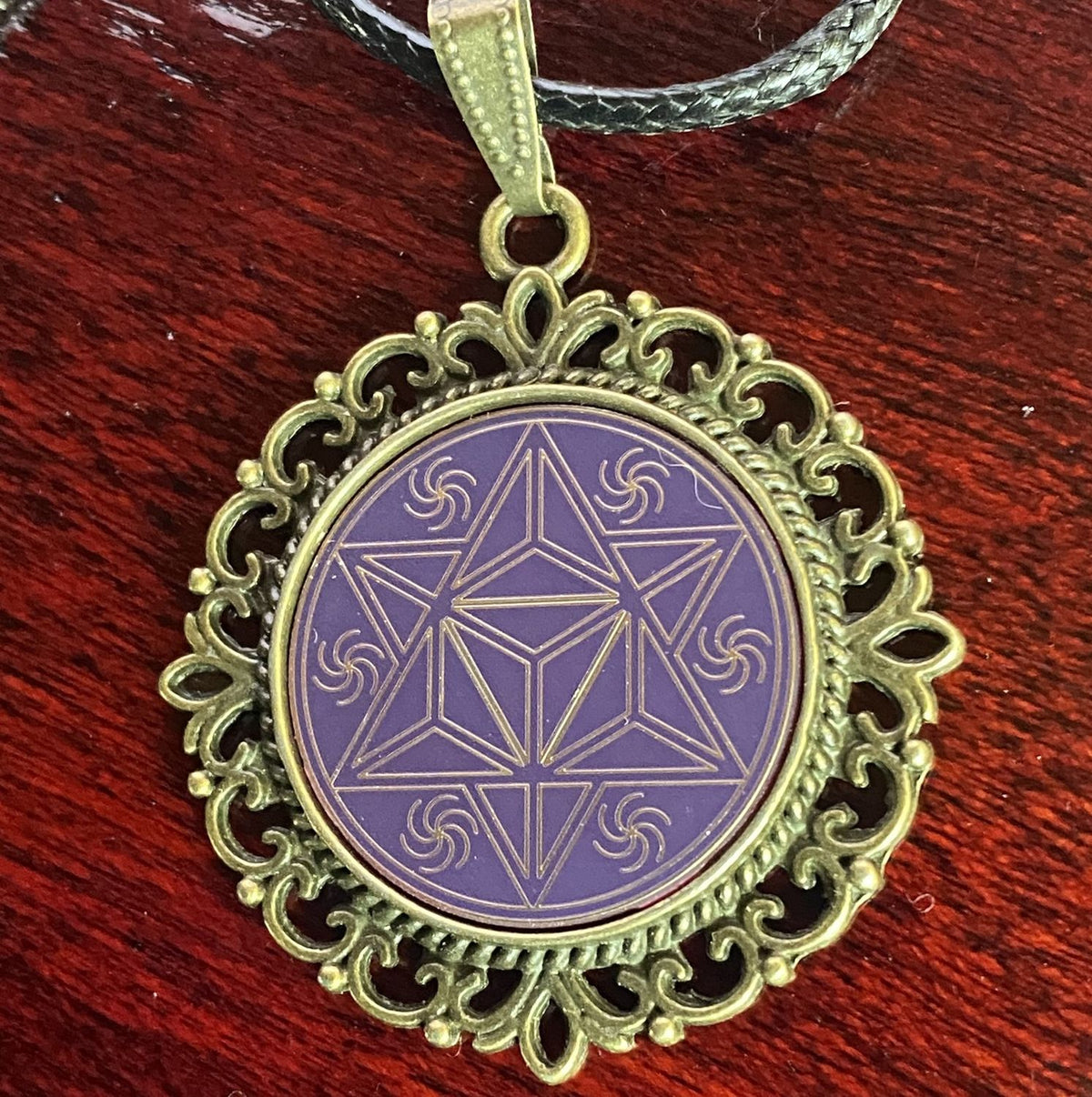 Amulett – bronzefarben, Merkaba, Disc in flieder 25 mm, goldlegiert, kupferunterlegt – Produktansicht 1