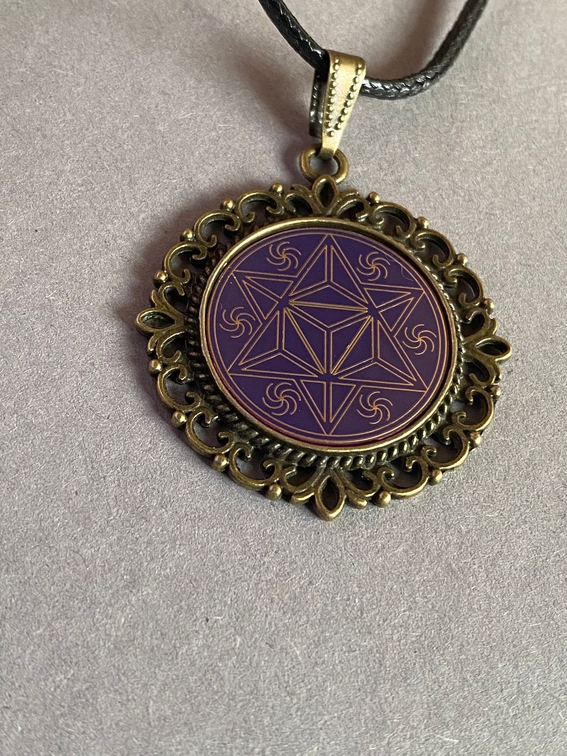 Amulett – bronzefarben, Merkaba, Disc in flieder 25 mm, goldlegiert, kupferunterlegt – Produktansicht 1